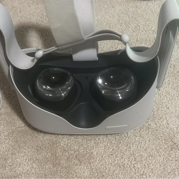Oculus Gray VR Headset with Controllers - Picture 2 of 2